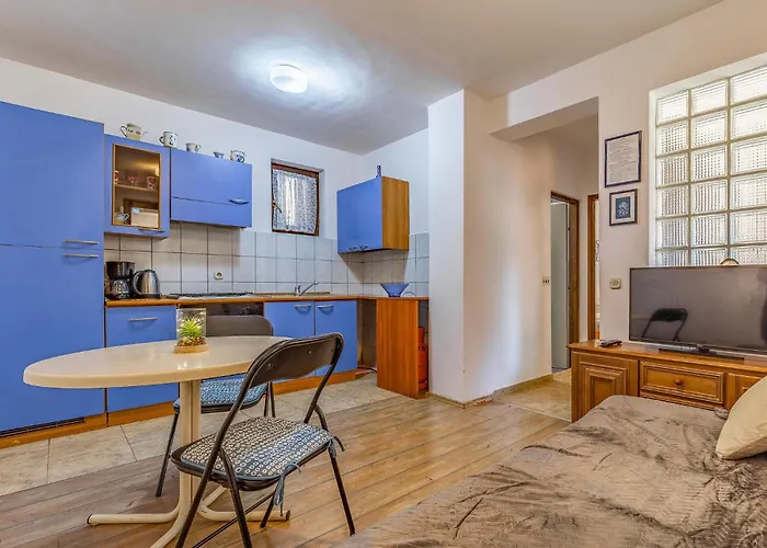 1 Bedroom In Apartment *